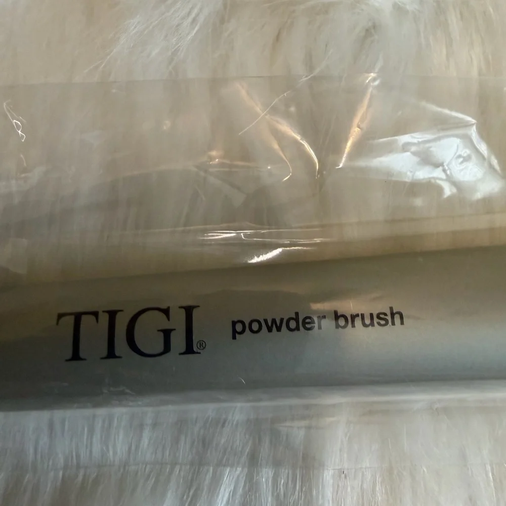 TIGI Silver Powder Brush